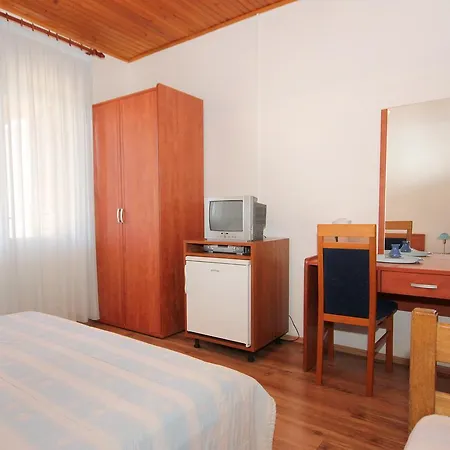 Triple Mandre 3557c Casa de hóspedes 3*